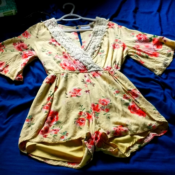 Beautiful yellow romper - Picture 1 of 3